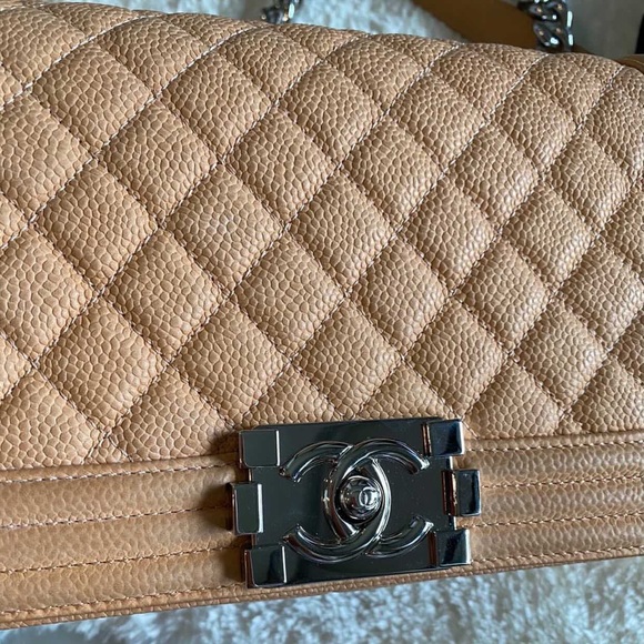 Chanel Boy Bag in Tan Caviar leather - Picture 2 of 7